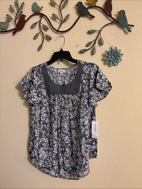Liz Claiborne Gray Floral Crochet Yoke Short Sleeve Top